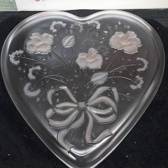 Mikasa crystal heart shaped serving tray. - Picture 4 of 10